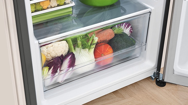 Cận cảnh ngăn Big Fresh Zone của tủ lạnh ngăn đá trên LG T39SV chứa nhiều loại rau củ tươi.