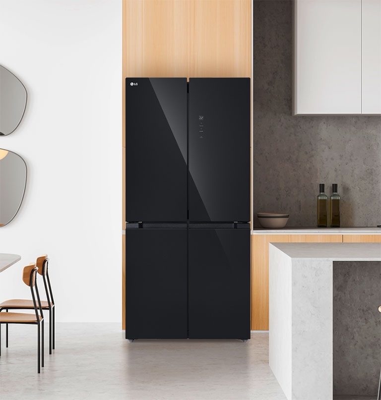 Căn bếp hiện đại với tủ lạnh LG đen bóng, gần đó là bàn ăn và ghế gỗ, gương thiết kế trừu tượng và đồ nội thất tối giản.