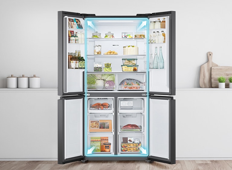 Tủ lạnh nhiều cửa lg mở tung các cánh cửa, cho thấy không gian bên trong rộng rãi cùng các ngăn thực phẩm bố trí ngăn nắp.