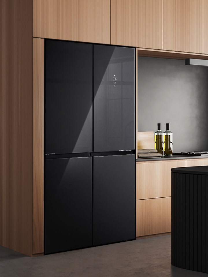 Nội thất nhà bếp hiện đại với tủ lạnh tích hợp, tủ gỗ và đảo bếp có ghế đẩu.	