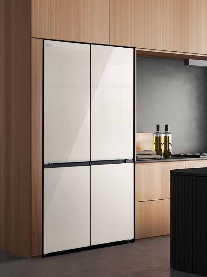 Nội thất nhà bếp hiện đại với tủ lạnh tích hợp, tủ gỗ và đảo bếp có ghế đẩu.