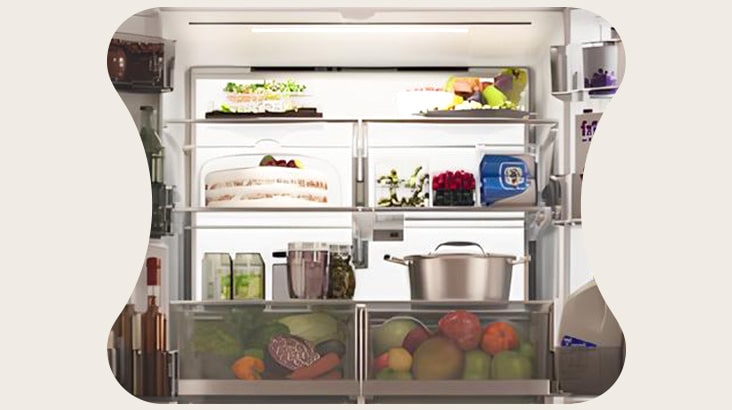 Bên trong tủ lạnh với đèn LED phía sau chiếu sáng các kệ và đồ ăn được bảo quản.	