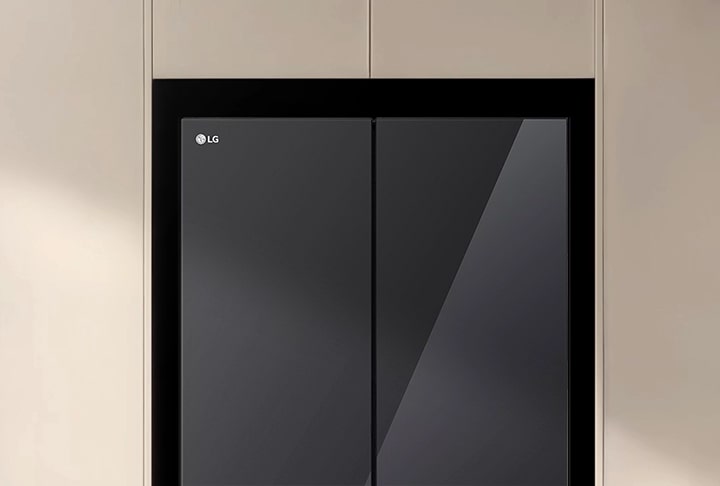 Một tủ lạnh LG được đặt giữa các tủ bếp, được hiển thị trong khung cảnh nhà bếp hiện đại.