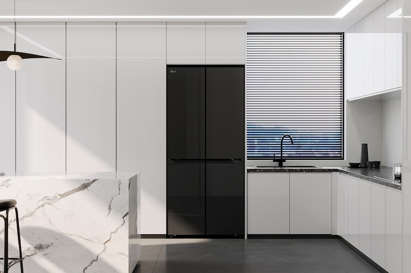 Tủ lạnh LG được đặt trong nhà bếp hiện đại, hòa quyện tự nhiên với tủ xung quanh và thiết kế nội thất.