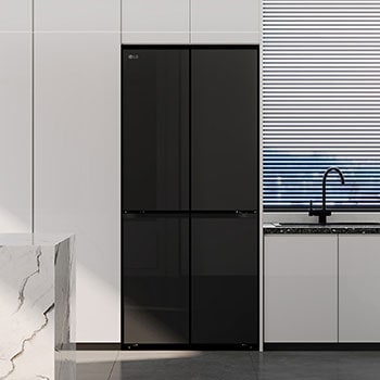 Tủ lạnh LG được đặt trong nhà bếp hiện đại, hòa quyện tự nhiên với tủ xung quanh và thiết kế nội thất.