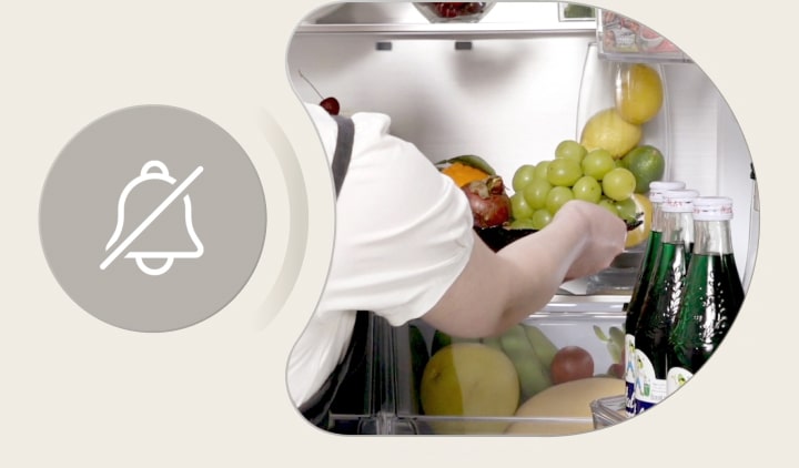 Tính năng vệ sinh của tủ lạnh LG French Door cho phép người dùng vệ sinh ngăn đá mà không khiến chuông báo tủ lạnh kêu.
