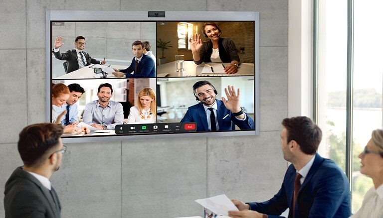 People are having a zoom video conference using LG One:Quick Works.