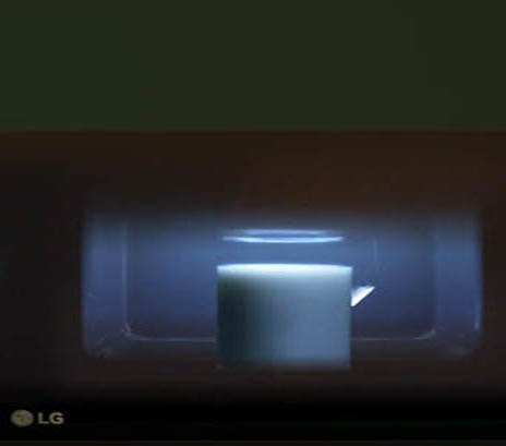 Image shows  LG Neochef® inner led lamp brightly lighting the oven interior.