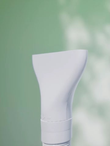 A video showing the appearance of a T-hose and how to use it to intensively dehumidify by placing it in a closet.