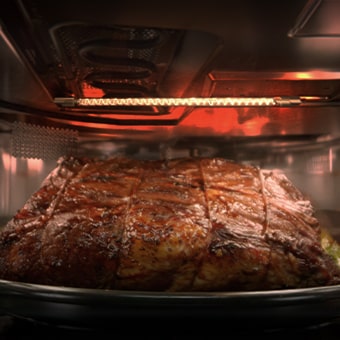 This image shows juicy meat roasted under LG’s Charcoal Lighting Grill, using infrared heat for perfectly browned results.