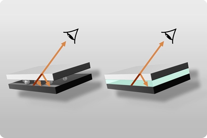 The video compares a surgical display with and without optical bonding. The right, with optical bonding, is brighter and clearer than the left.