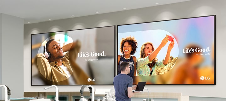 Two UH7Q displays are installed on the wall of the telecom store. The UH7Q has high brightness, making it clearly visible even under the store's bright lighting.