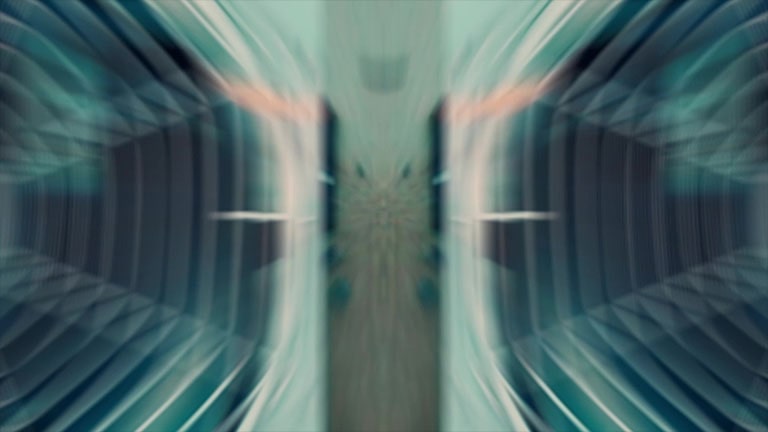 Mãos segurando um monitor de tablet exibindo o status das unidades externas LG HVAC.