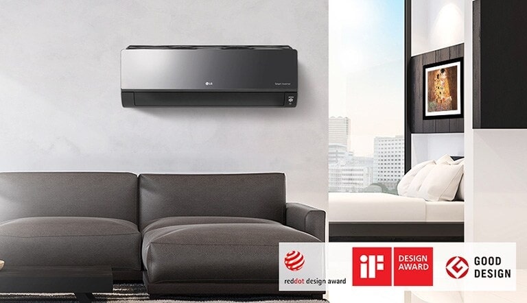 A unidade LG Hi Wall Mounted adorna o lado direito da parede da sala, com um sofá marrom embaixo e uma galeria Artcool no quarto à direita.