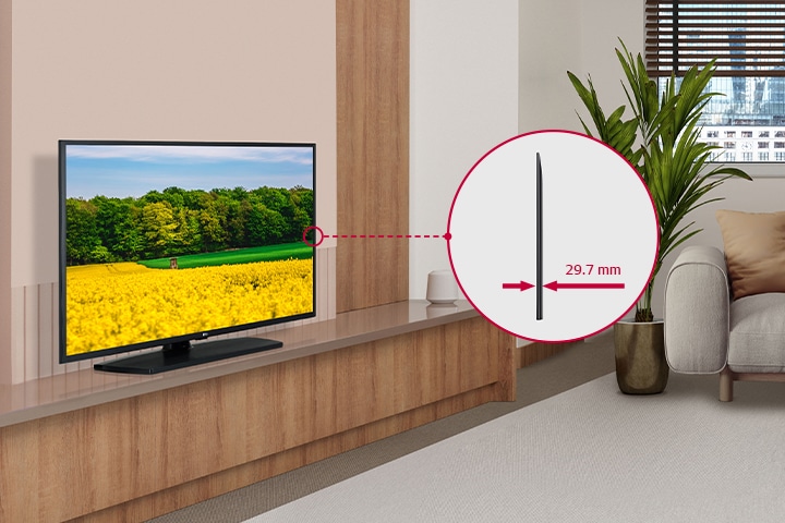 A UM767H está harmoniosamente instalada no quarto de hotel, e a vista lateral ampliada é exibida em destaque.