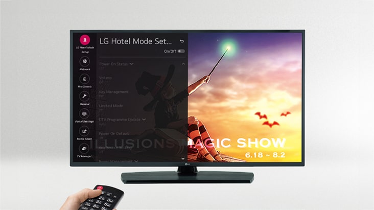 Uma pessoa está controlando as configurações da TV com o modo de exibição pública.