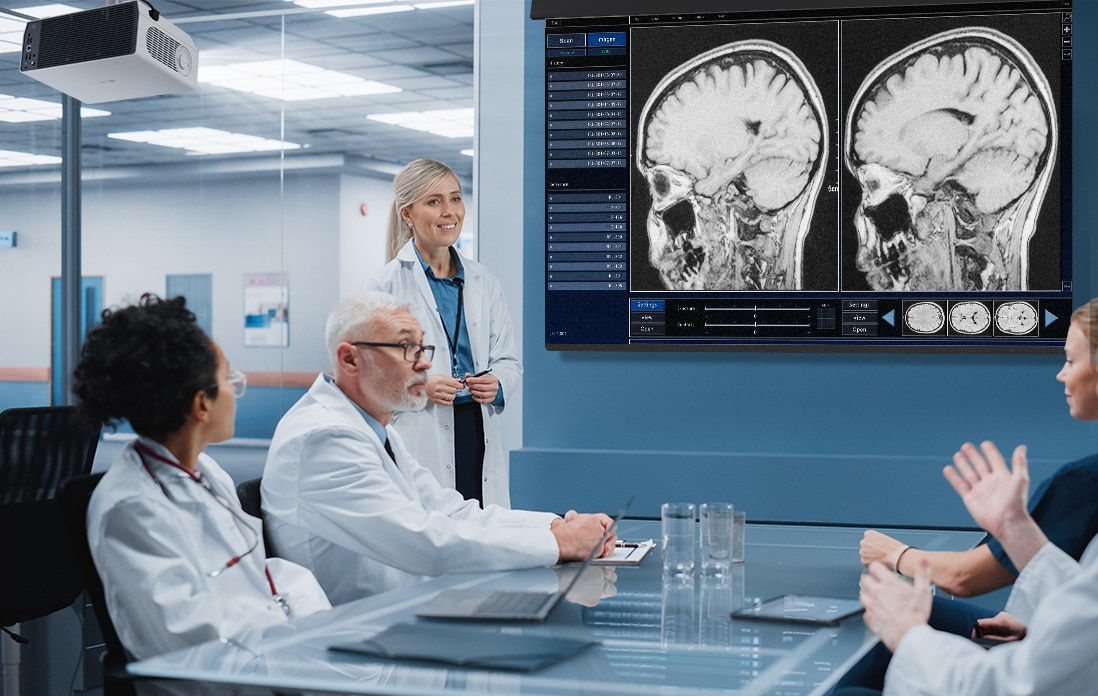 Cenas de uso do LG ProBeam no hospital.