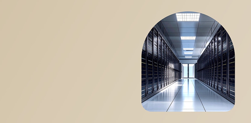 Corredor moderno de data centre com fileiras de racks de servidores e iluminação brilhante no teto