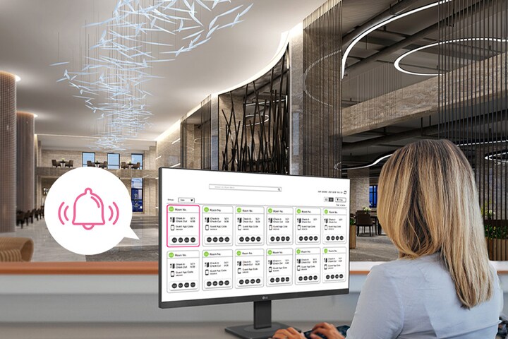 Administrador monitorando o status dos quartos do hotel usando um PC.