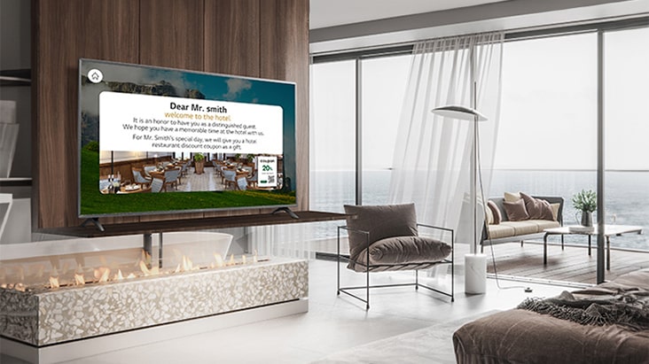 Uma TV comercial LG está instalada em um quarto de resort.