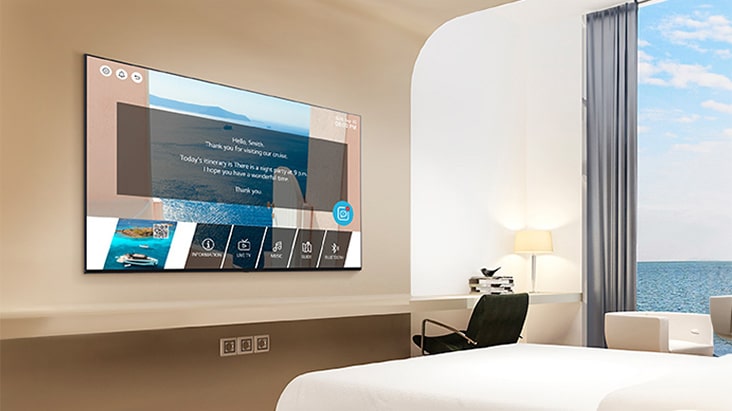 Uma TV comercial LG está instalada na cabine de um navio de cruzeiro.