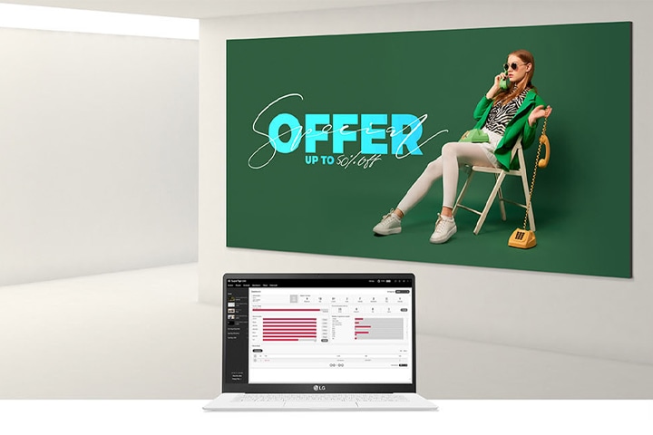 Ele mostra o uso de produtos de sinalização e a tela real do LG SuperSign CMS em um laptop.