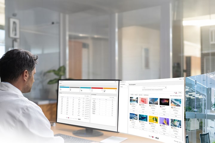 Um administrador de TI está monitorando dispositivos enquanto visualiza o painel e a tela de gerenciamento de equipamentos da solução LG SuperSign Control+.