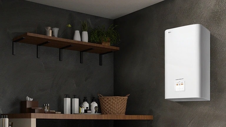 Em um lavabo em tom escuro, uma bomba de calor ar-água LG enfeita a parede direita, enquanto nas proximidades, uma mesa e uma prateleira abrigam uma variedade de comodidades.    