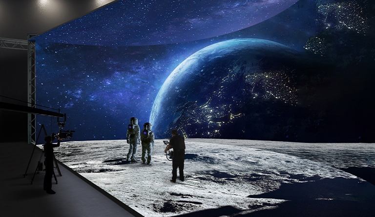 Um estúdio de produção virtual com paredes de LED curvas e LEDs de teto e piso está filmando imagens de uma paisagem espacial.