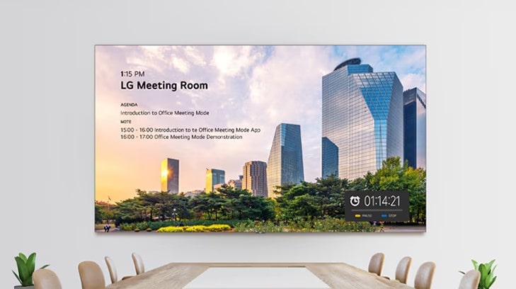 A série LAPA, que exibe detalhes da sala de reunião como número da sala, agenda da reunião, cronômetro, etc., através do seu Modo Reunião de Trabalho, está instalada na parede da sala de reunião.