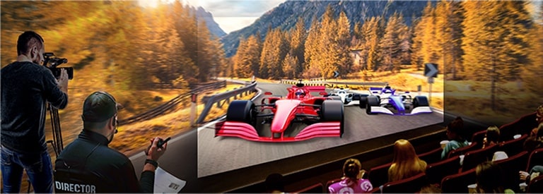 O público no cinema assiste a uma cena de corrida automobilística que mostra as cores exatamente como idealizadas pelo cineasta.