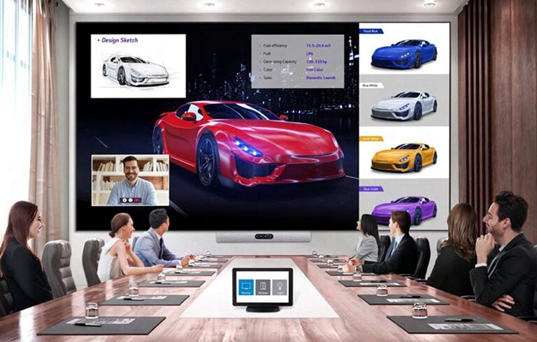 Pessoas fazendo conferência com a MAGNIT, com um controlador AV sobre a mesa