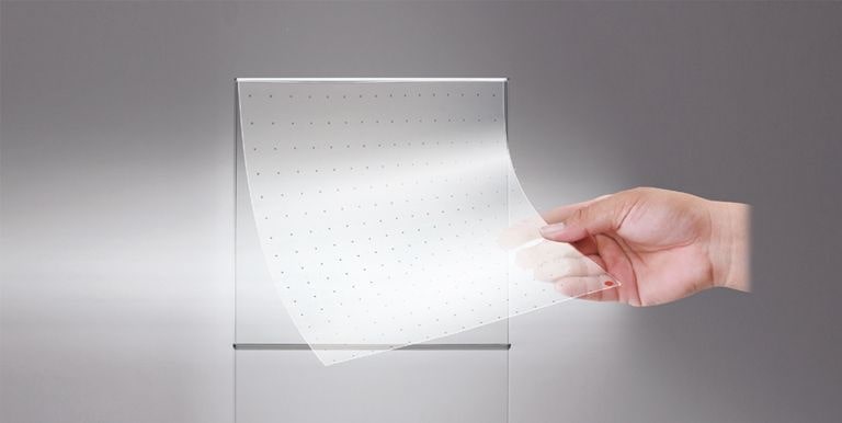 A película LED transparente da LG é autoadesiva, podendo ser grudada na superfície da janela com facilidade.