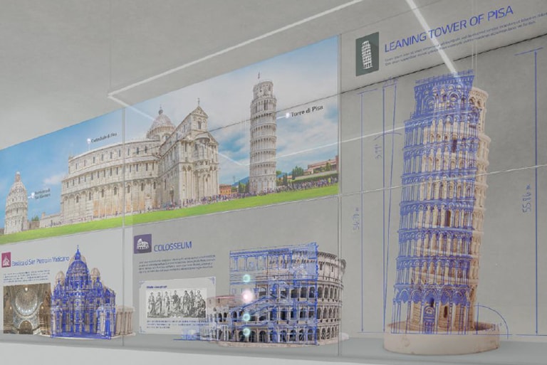 Painéis OLED transparentes instaladas na frente de miniaturas de edificações, apresentam informações sobrepostas, sobre as estruturas.