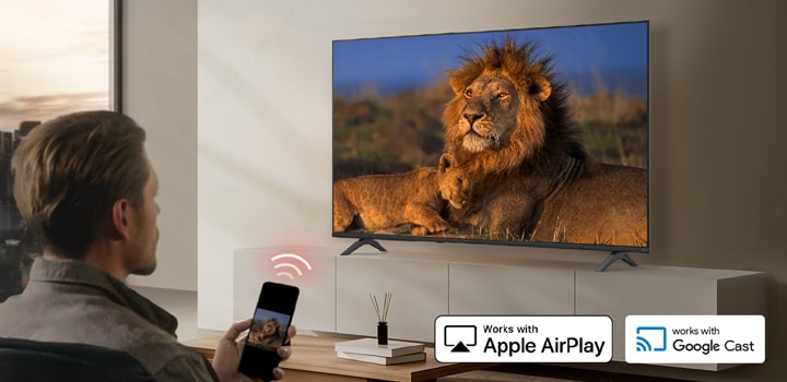 Um hóspede do hotel está transmitindo conteúdos de um smartphone para a TV no quarto usando tecnologias de transmissão wireless, como AirPlay e Google Cast.