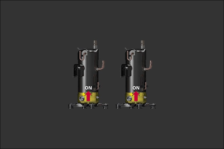 Dois compressores colocados lado a lado com óleo amarelo e uma seta vermelha para cima dentro. 