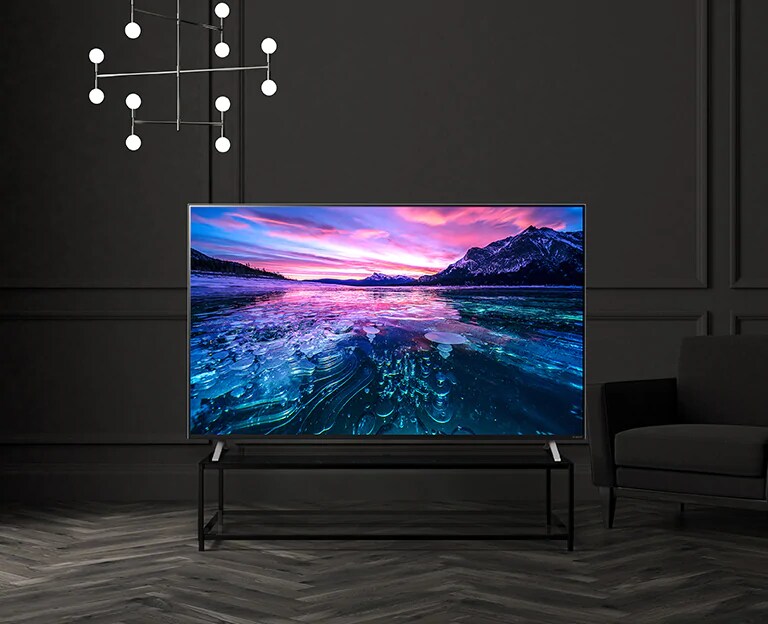 Un téléviseur sur une table de l’hôtel affiche un écran vif et lumineux.