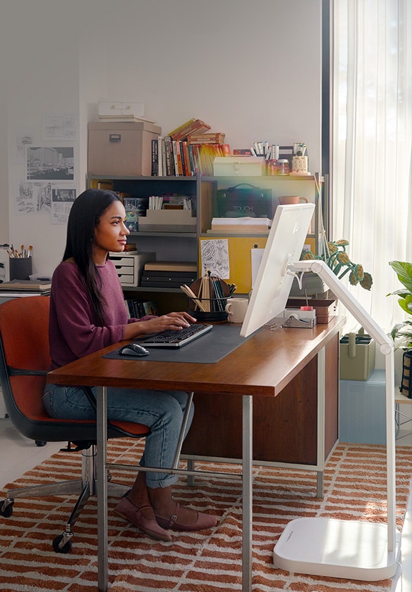 Une femme travaille en utilisant un LG Smart Monitor Swing sur cette image.