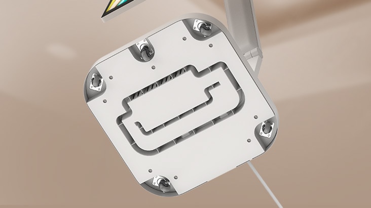 Pied roulant de LG Smart Monitor Swing avec un adaptateur caché.