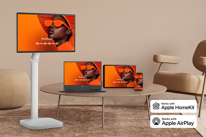 Le même écran est partagé sur un moniteur LG Smart Monitor Swing, un ordinateur portable, une tablette et un smartphone en utilisant AirPlay 2 et Screen Share.