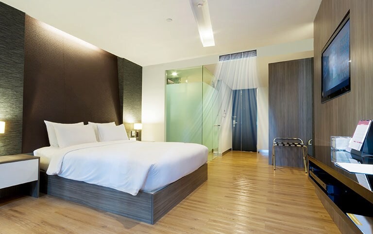 Imagen de una habitación de huéspedes con el aire acondicionado encendido.