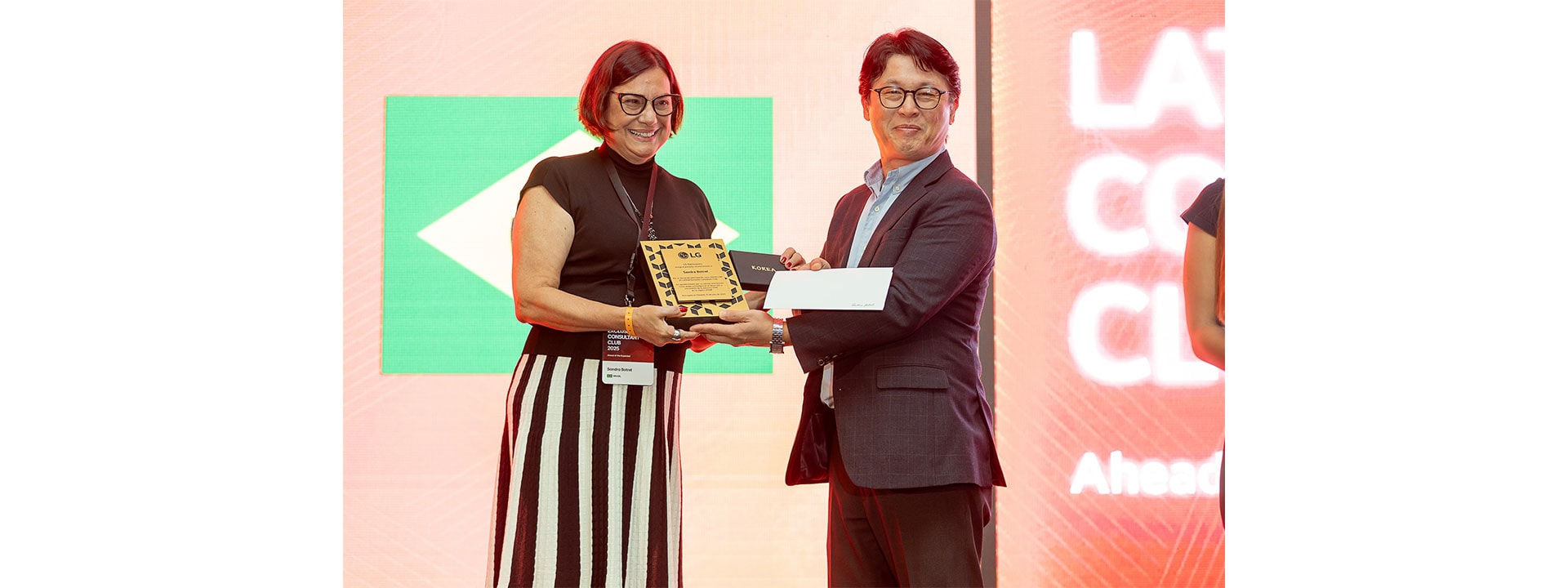 En foto Ingeniera Sandra Botrel de Brasil y Sr. Salomón Kim Presidente del LG Panamá