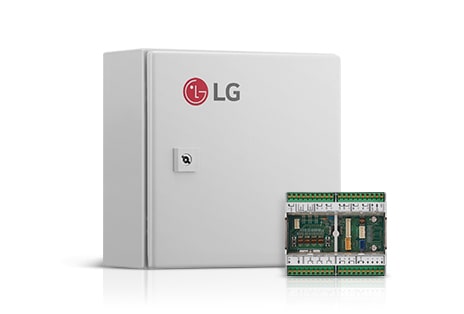 Una caja rectangular blanca con el logo de LG. Un módulo gris más pequeño con conectores verdes se coloca en la parte frontal de la caja.