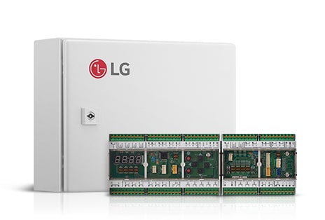 Una caja rectangular blanca con el logo de LG. Un módulo gris más pequeño con dos conectores verdes se coloca en la parte frontal de la caja.