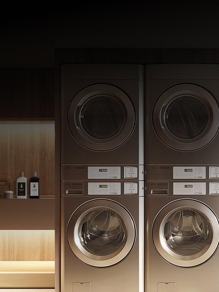 LG Smart Laundry Lounge con lavadoras y secadoras comerciales apiladas junto a un electrodoméstico estilo armario, texto superpuesto: LG Smart Laundry Lounge
