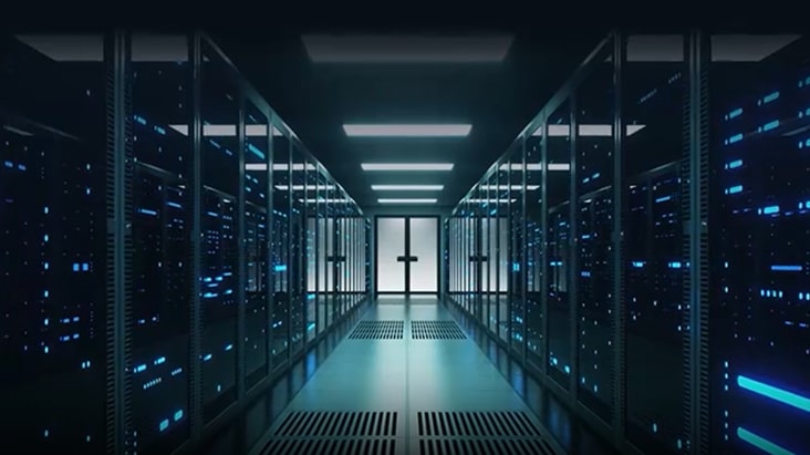 Visual de la solución de enfriamiento para centros de datos de HVAC de LG que muestra racks de servidores modernos con iluminación azul en una instalación de hiperescala, destacando la eficiencia de la tecnología avanzada de aire acondicionado de LG.
