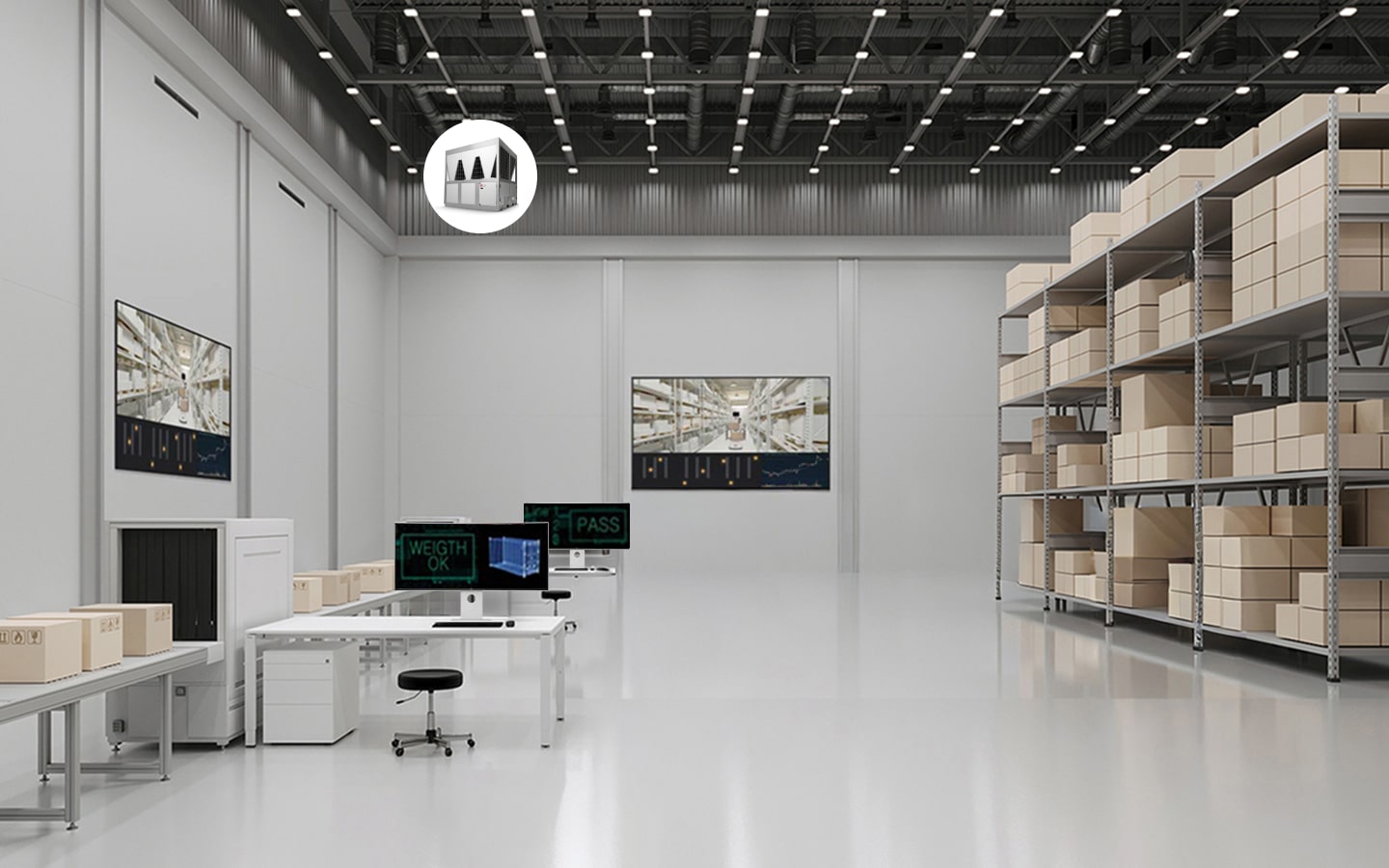 Espacio de trabajo industrial amplio con techos altos, iluminación brillante, pantallas instaladas en la pared, estaciones de trabajo con monitores y estantes altos llenos de cajas de cartón.