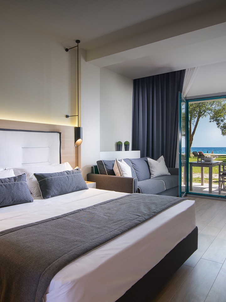 Una habitación de hotel frente al mar con soluciones integradas de LG, diseño moderno, terraza con vista abierta y tecnología inteligente para una experiencia de huésped refinada.
