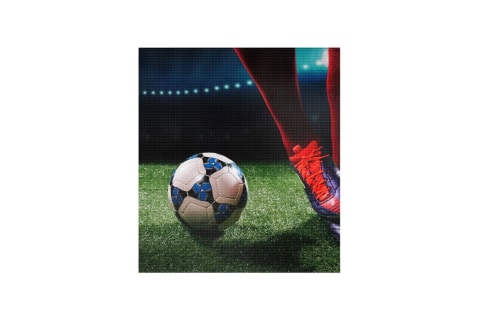 Visual de una pantalla LED para exteriores de LG con un balón de fútbol sobre césped verde bajo las luces brillantes de un estadio, que destaca la señalización duradera de LG para publicidad exterior y recintos deportivos.