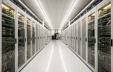 Entorno de centro de datos con servidores de alta densidad y soluciones eficientes para la gestión de infraestructura